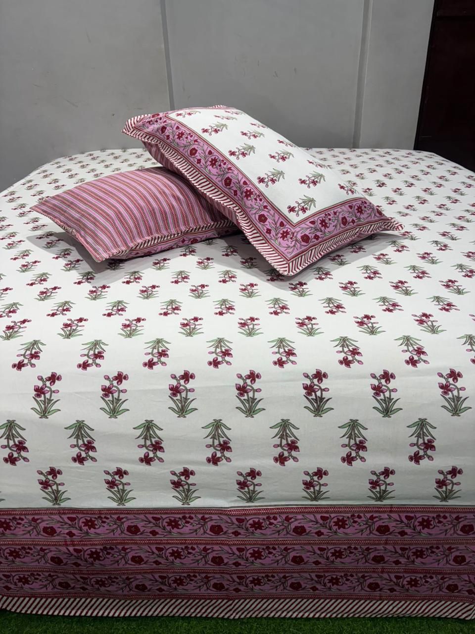 Handcrafted Jaipuri Look Cotton Double Bedsheet with 2 Reversible Pillow Covers